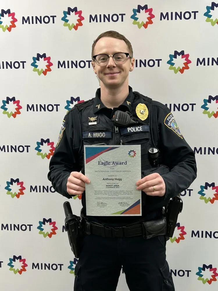 officer anthony hugg receives eagle award